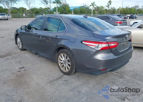 2020 Toyota Camry Le z USA, uszkodzony, nr VIN 4T1C11AKXLU887521